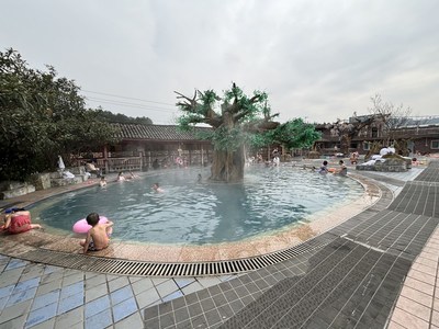 游客泡温泉。