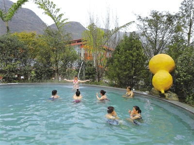 落别温泉 山野间的温润宝藏，何以备受游客青睐？